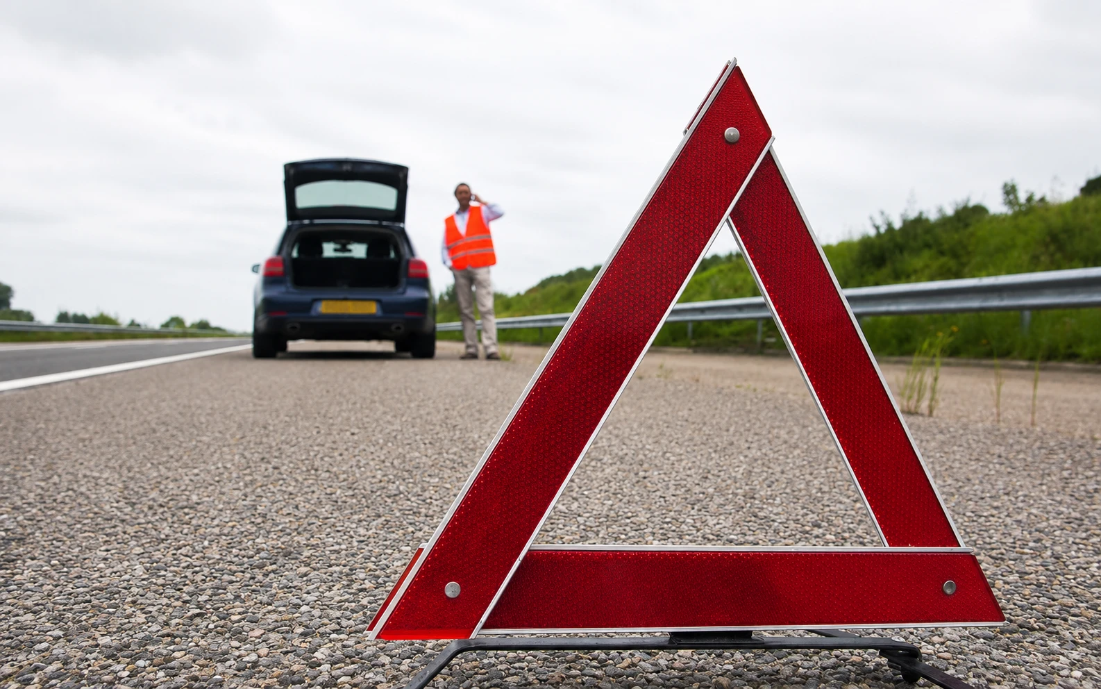 Gevarendriehoek achter een auto met pech op de pechstrook