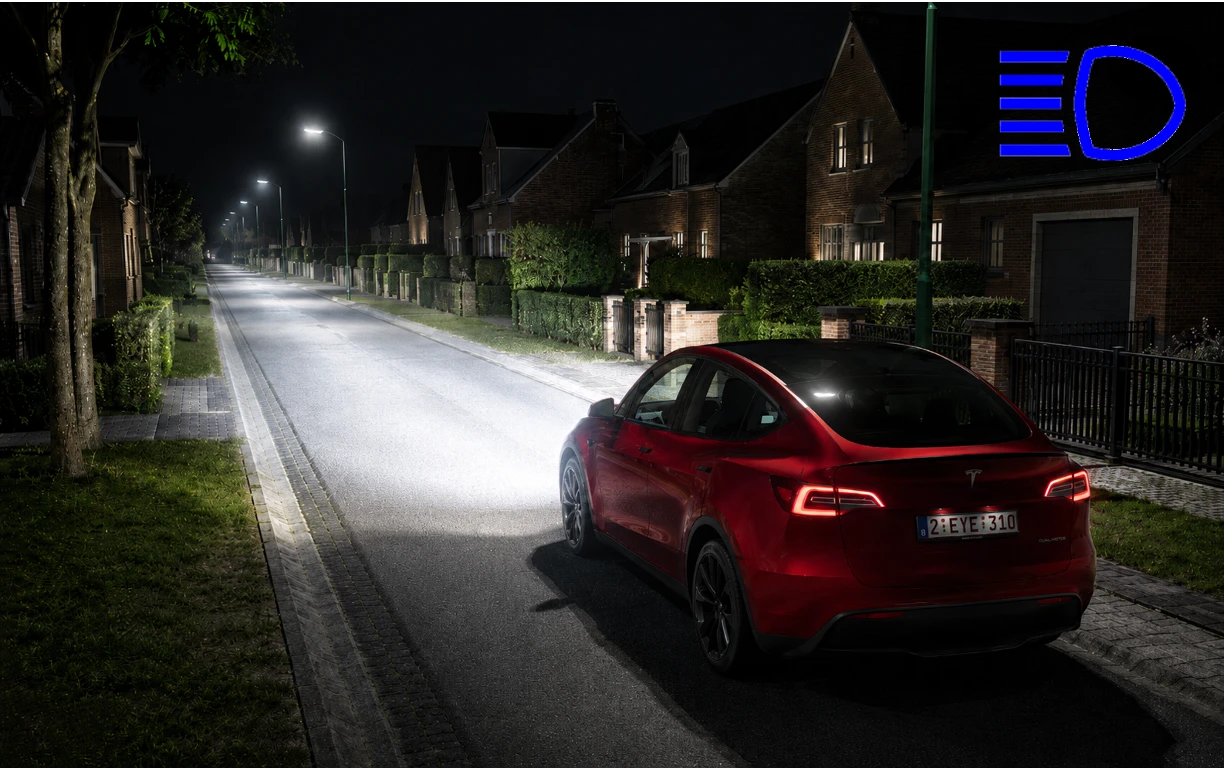 Auto met grootlichten op een donkere straat