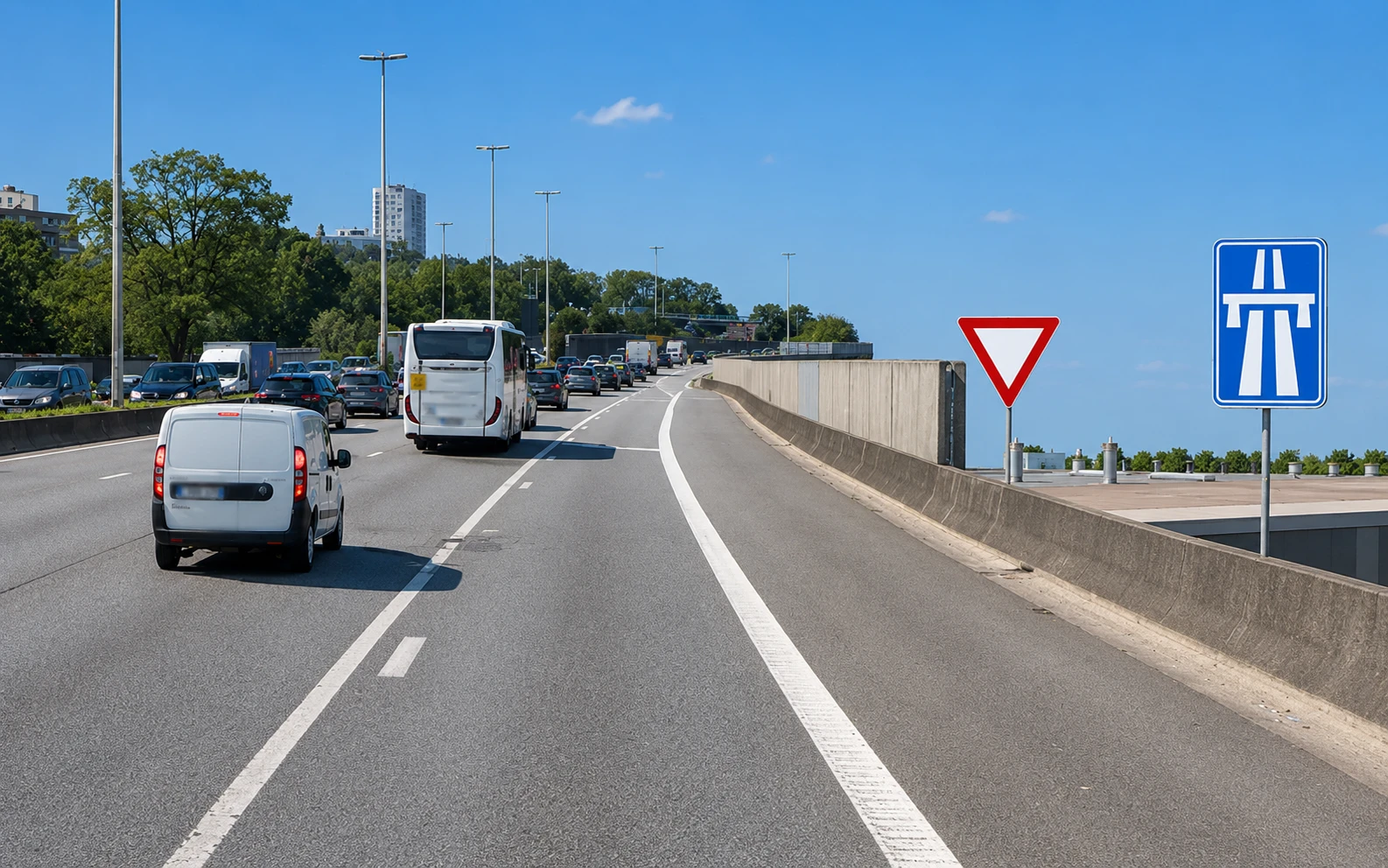 Oprit van een autosnelweg met voorrangsbord en autosnelwegbord